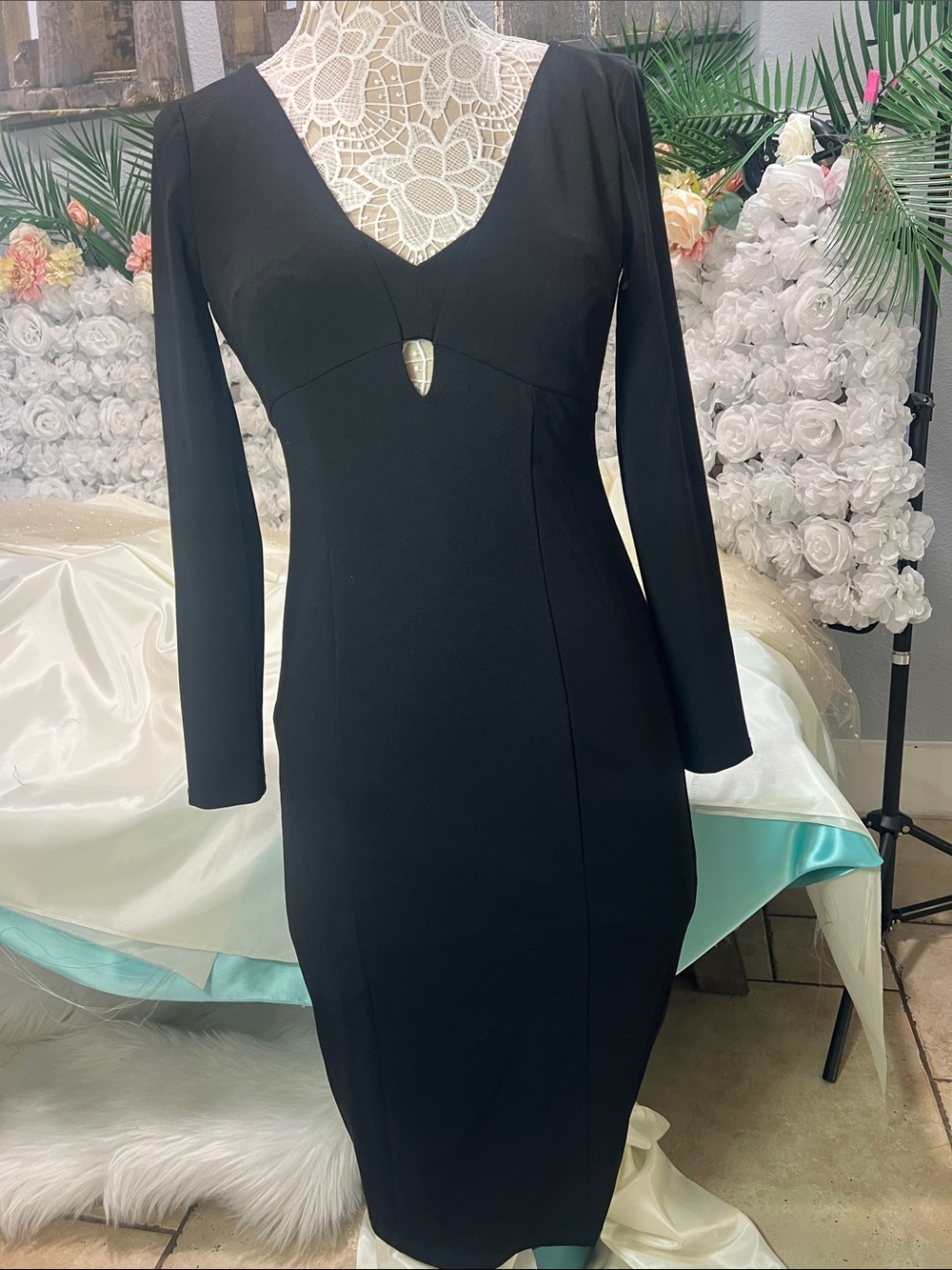 Donna Morgan Black Long-Sleeve V-Neck Sheath Dress with Front Keyhole